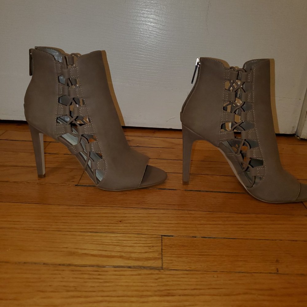 BCBGeneration Taupe Gladiator Shoes - 7.5 - Picture 2 of 6